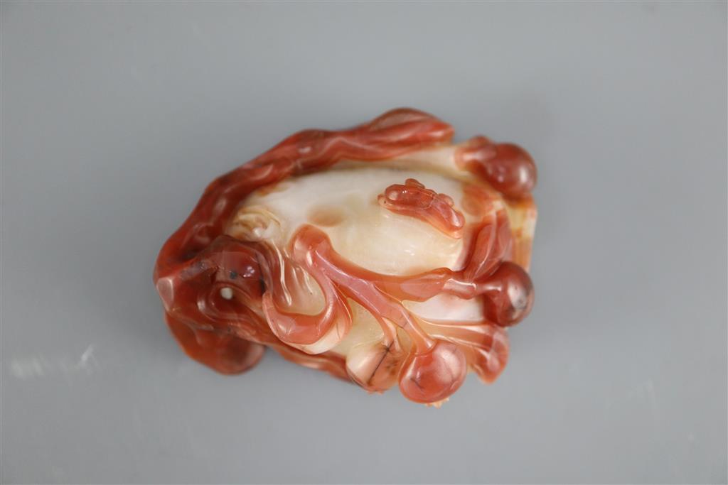 A Chinese chalcedony brushwasher, 7.5cm